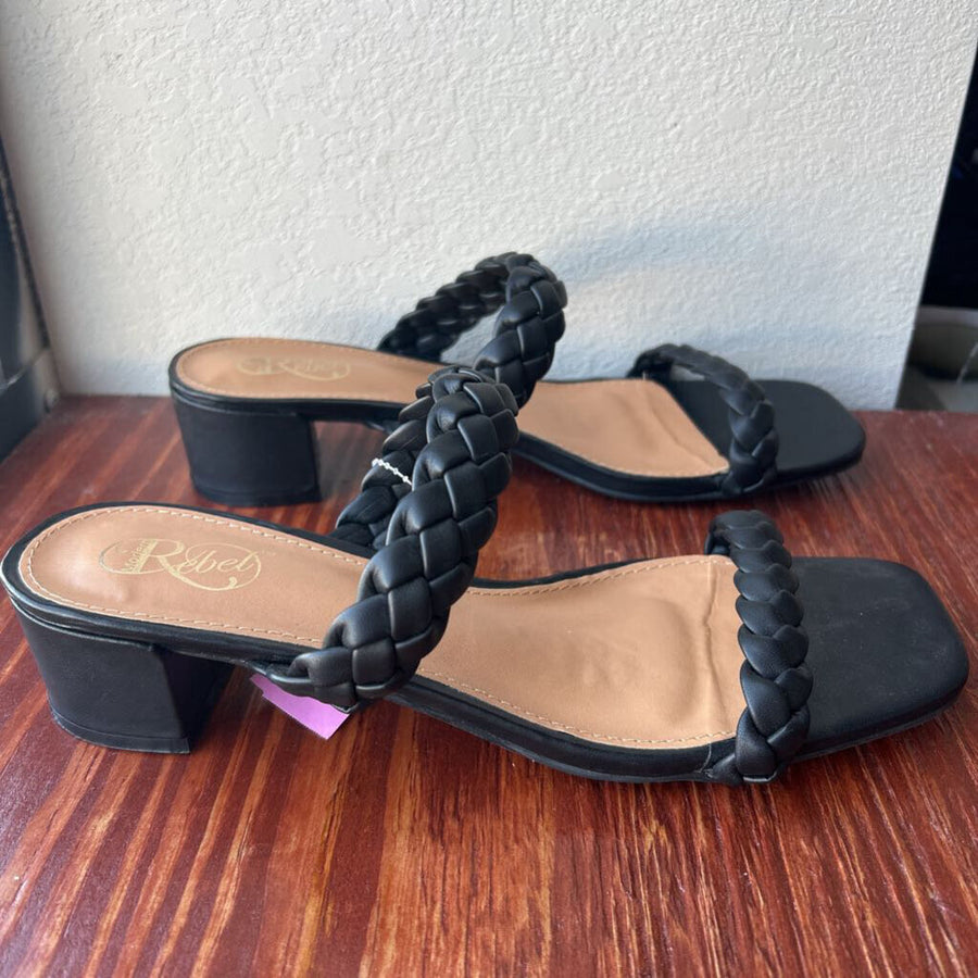 WOMEN'S FOOTWEAR 10