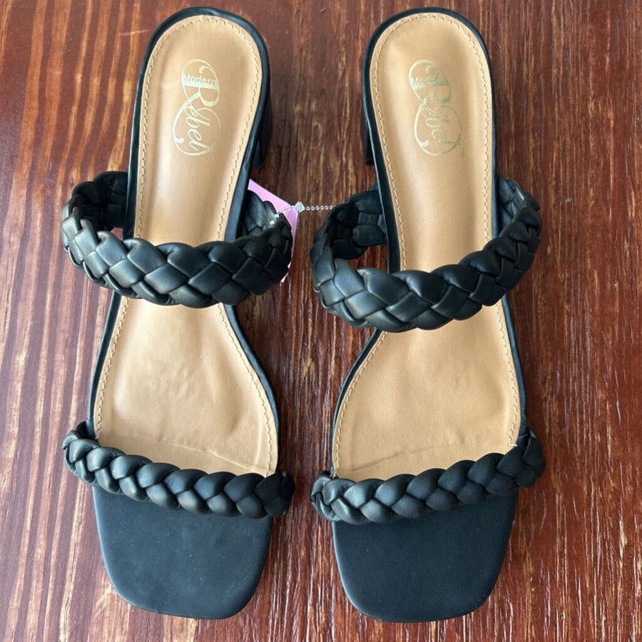 WOMEN'S FOOTWEAR 10